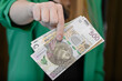 Polskie pieniądze, waluta pln w gotówce w dłoni 