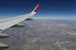 © @trabalho.paraisso - Asa de avião com detalhe vermelho sob as cordilheiras
