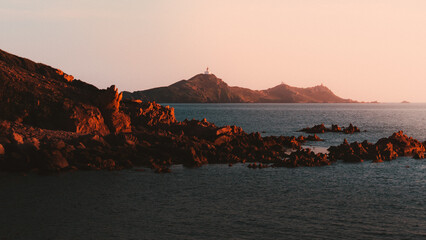 Fototapeta les îles sanguinaires en corse au coucher de soleil.