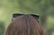 Frauenkopf mit aufgesteckter Sonnenbrille