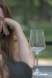 Frau mit Weinglas im Gastgarten