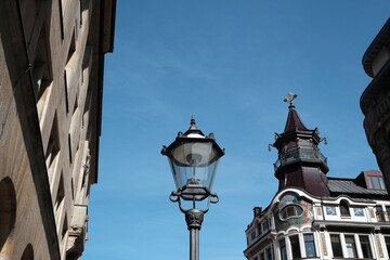 Elegante Jugendstil Fassade des historischen Riquethaus und Eckhaus mit verzierten Eckturm und alter Straßenlaterne im Schuhmachergäßchen in der Innenstadt von Leipzig im Freistaat Sachsen