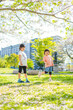初夏の緑が鮮やかな芝生の公園で遊ぶ女の子