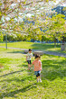 初夏の緑が鮮やかな芝生の公園で遊ぶ女の子