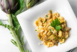 Fototapeta Uliczki - Piatto di deliziose orecchiette condite con carciofi, pasta italiana vegetariana, cibo mediterraneo 