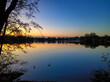 Blick auf den Wolfssee an der Sechs-Seen-Platte in Duisburg bei Sonnenuntergang