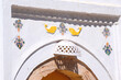 Tunezja Djerbahood, 04 kwiecień 2024, ozdobne nadproże nad wejsciem do domu z motywem żółtych ryb
