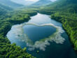 Paysage fantastique avec un coeur naturel au milieu d'un lac immense