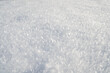 Gefrohrene Eiskristalle auf einer weißen Schneeschicht im Winter