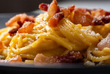 Fototapeta Uliczki - Piatto di deliziosi e cremosi spaghetti alla carbonara, una ricetta tipica di pasta della cucina Romana con tuorlo d'uovo, guanciale, pecorino e pepe nero, cibo italiano 