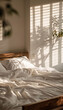 © NoemiOlivera - Cama en habitación blanca y natural, con cabecero de madera. Estilo boho chic natural. Con sol entrando por la ventana.