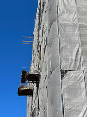 Canvas Print - construction of an apartment house with scaffolding