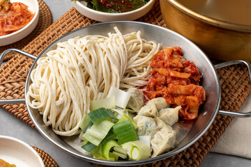 Samchi, fish, grilled, side dish, kimchi, perilla leaf, seasoned, beef, earthen pot, chopsticks, onion, soy sauce, wasabi, mackerel, flounder, Lim Yeonsoo, stew, pork belly, kalguksu,