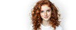 © Shyla Marsare - Primer plano de una chica pelirroja con pecas. Mujer con el pelo rojo feliz y sonriente. Persona sonriente con camisa blanca sobre fondo blanco. Mujer sobre fondo blanco con espacio de copia.