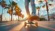 Lässige Ferien und Sommer Stimmung, ein Teenager fährt mit seinem Skateboard auf einer Strandpromenade bei Sonnenuntergang entlang, Froschperspektive
