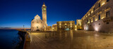 Fototapeta Londyn - Panorama of the Piazza Duomo with the famous cathedral in Trani at night