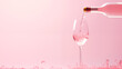 Bouteille et verre de rosé sur un fond rose pâle. Boisson, alcool, fête. Vin rosé. Pour conception et création graphique. 