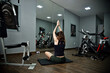Mulher fazendo Yoga on line em academia