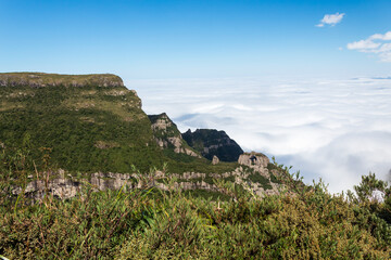 Wall Mural - nuvens brancas no vale e a Pedra Furada - Morro da Igreja - Urubici - Serra Catarinense - Serra Geral - Santa Catarina - Brasil