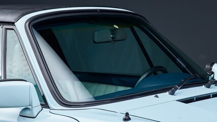 Canvas Print - Windshield on a blue car