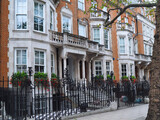 Fototapeta Londyn - London, row of elegant townhouses with bay windows