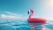 Aufblasbarer rosa Flamingo Schwimmring auf blauem Wasser und klarem Himmel im Hintergrund, Konzept für Sommer und Urlaub