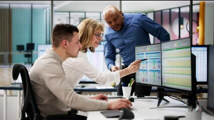 Aufkleber - Analyst Employee Working On Spreadsheet