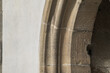 Detail Kirchenportal gotischer Spitzbogen aus Sandstein