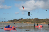 Fototapeta Las - Pratique du kitesurf sur une plage en Bretagne