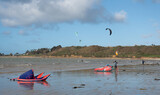 Fototapeta Las - Pratique du kitesurf sur une plage en Bretagne
