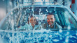 Mit offenem Dach von Cabrio durch die Waschstraße fahren lsutig amüsant mit Mann und Frau in der Waschanlage Schaumparty im Allttag mit Wasserschaden Versicherung melden Generative AI