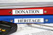 Dossiers de donation et d'héritage empilés en gros plan