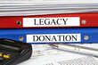 Dossiers de donation et d'héritage empilés en gros plan