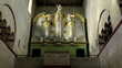 schöne alte Orgel von der Sonne angestrahlt in Kirche in Dietkirchen auf einem Felsen über dem Lahntal