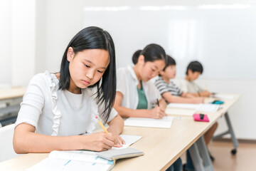 Poster - 塾・学校・学童で自習・宿題をする小学生・中学生の子供
