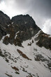 Krajobraz topniejącej pokrywy śnieżnej na szlaku wysokogórskim prowadzącym na Mięguszowiecką Przełęcz pod Chłopkiem.