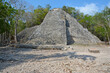 Piramida majów ukryta w tropikalnym lesie na Jukatanie w mieście Koba w Meksyku