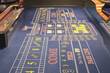 Teil von Spieltisch in Kasino auf Kreuzfahrtschiff mit Slotmaschinen im Hintergrund Glücksspiel - Casino roulette slots texas poker onboard cruiseship cruise ship liner