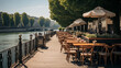Un café pittoresque au bord d'un canal, avec des tables en terrasse surplombant l'eau, des bateaux amarrés le long des berges, et des passants se promenant le long des quais pavés.