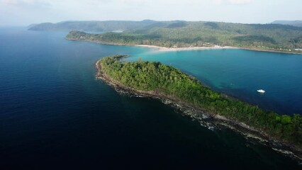 Canvas Print - Tropical island and clear sea from above