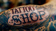 le texte TATTOO SHOP tatoué sur de la peau - photo macro - effet de profondeur de champ
