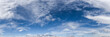 Hochaufgelöster Blau-weißer Himmelshintergrund mit aufgelockerter Bewölkung, Cirrus- Schicht- und Cumuluswolken