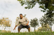 hombre latino realizando su rutina de ejercicio en el parque 