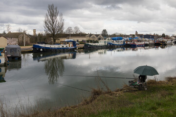 Poster - Pêcheur à la ligne, à la jonction de la Saône, du canal de Bourgogne et du canal Rhin-Rhône, plus grand port fluvial de France, le port de Saint Jean de Losne