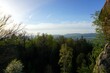 Panorama Aussicht vom Gipfel des Berg Sokolik (Forstberg) auf die grünen Wälder der Falkenberge, Polen nach einer Wanderung an einem klaren und sonnigen Tag