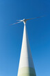Windkraftanlage zur Erzeugung von Strom in einem Industriegebiet im Norden der Stadt Magdeburg in Deutschland 