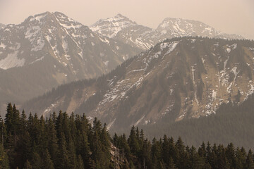 Wall Mural - Chablais Gipfel im Saharastaub; Blick vom Mont Ouzon auf den Roc de Travaneuse (2156)