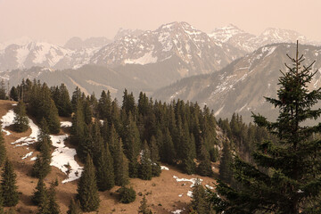 Wall Mural - Chablaisgipfel im Saharadunst; Blick vom Mont Ouzon auf Roc de Travaneuse und Pointe de Salovaire