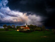 Gewitterwolken über einer Kirche