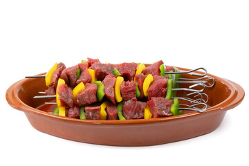 Poster - plat de brochettes de boeuf cru	isolées sur un fond blanc